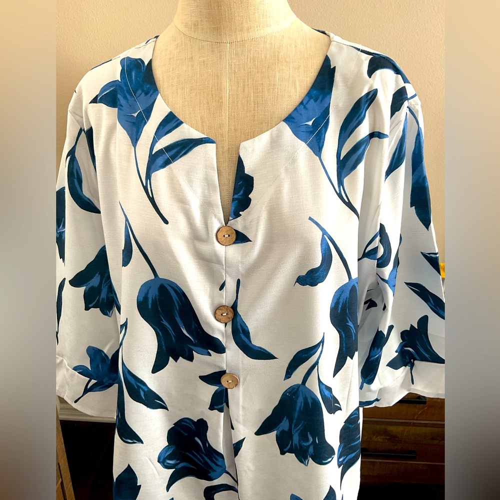 NWOT Source Unknown Women Cotton blend Beautiful White and Blue Floral Blouse.3X